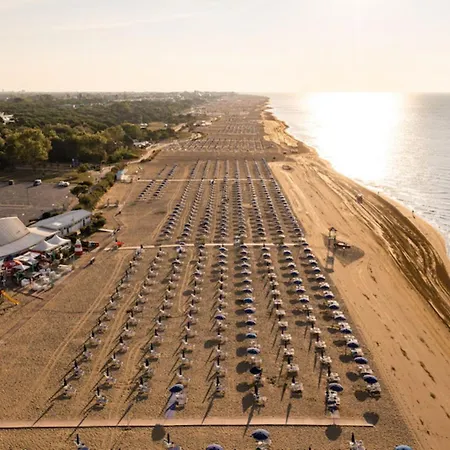 In A Complex With 3 Swimming Pools 아파트 *