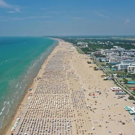 In A Complex With 3 Swimming Pools Apartamento Bibione