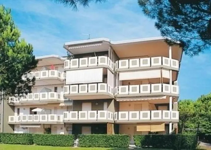 In A Complex With 3 Swimming Pools Daire