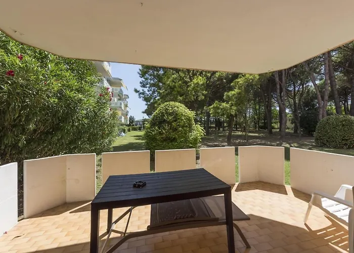 In A Complex With 3 Swimming Pools Daire